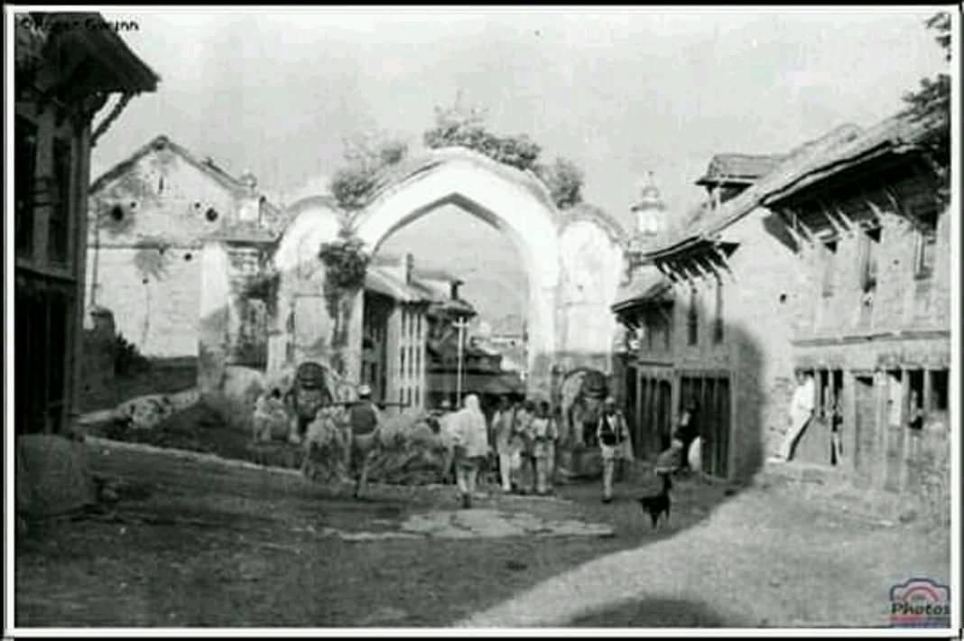 People passing through Bharbacho Gate of Bhaktapur image